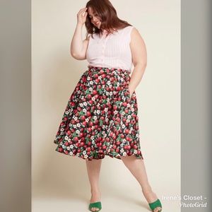 Hell Bunny “Awe In Line Skirt In Strawberries”